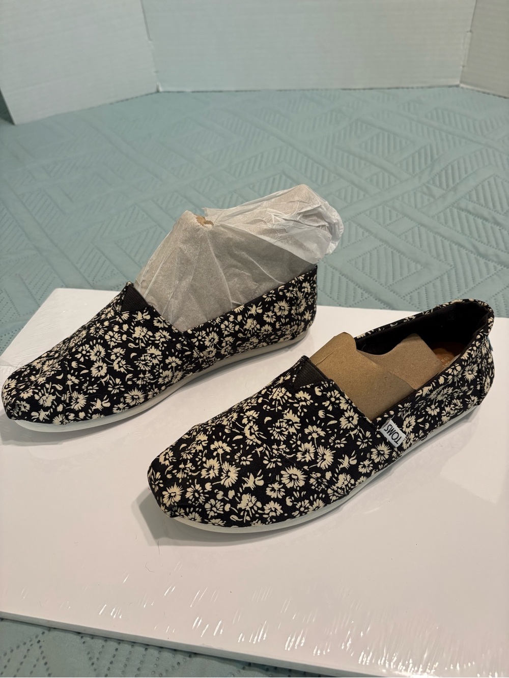 TOMS Classic Women’s Black & Cream Alpargata Flats Daisy Pattern Size 8